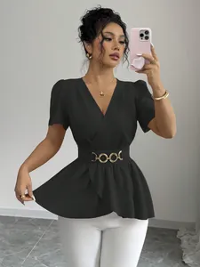 Elegante top nero a portafoglio con scollo a V e cintura decorativa a catena dorata