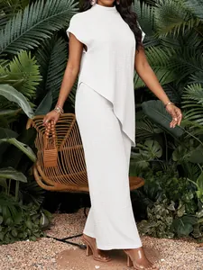Elegante conjunto blanco sin mangas con cuello alto y pantalones anchos