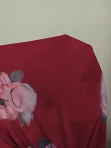 Primer plano detallado de tela de malla roja con estampado floral para un top de moda.