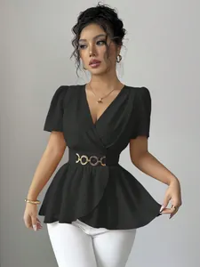 Elegante top nero da donna con scollo a V e dettaglio della cintura a catena dorata