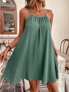 Détail rapproché d'une mini-robe dos nu vert forêt sans manches à texture gaufrée