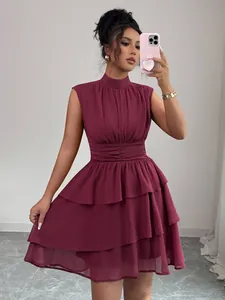 Vista completa di un elegante abito corto a balze bordeaux senza maniche su una modella.