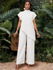 Elegante conjunto blanco de dos piezas con top sin mangas asimétrico y pantalón ancho.