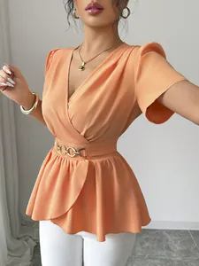 Dettaglio top color pesca con scollo a V, vita con cintura e orlo a baschina elegante