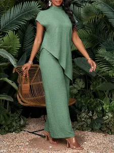 Elegante conjunto verde de dos piezas con top asimétrico y pantalón ancho fluido