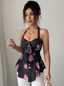 Primer plano del elegante top halter floral con detalle de lazo y estampado de rosas