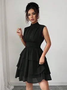 Dettaglio elegante vestito nero senza maniche collo alto con gonna a balze