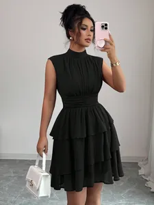 Elegante abito corto nero senza maniche a balze con collo alto e vita attillata
