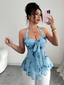 Elegante top halter con estampado floral azul, un lazo frontal y cintura delgada
