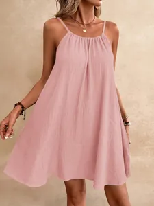 Détail d'une robe courte rose sans manches à licou sur un mannequin.