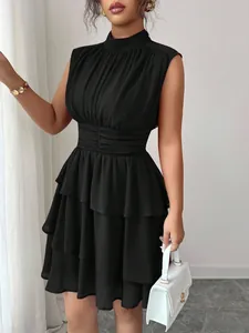 Elegante abito corto nero senza maniche con collo alto e gonna a balze a strati