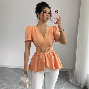 Elegante top a peplo color pesca con scollo a V incrociato e cintura dorata decorata