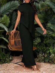 Detalle de conjunto casual negro de dos piezas con dobladillo asimétrico y pantalón ancho