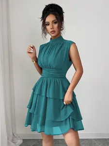 Elegante abito corto a balze senza maniche color ottanio con collo alto e vita stretta