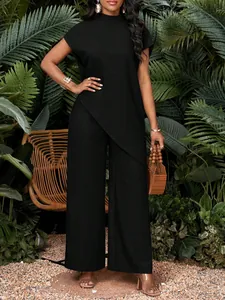 Detalle del conjunto de dos piezas negro con top de cuello alto y pantalón ancho elegante