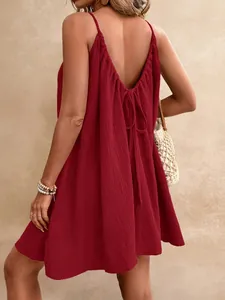 Vue détaillée de l'arrière d'une mini-robe rouge sans manches avec dos nu et lacets.