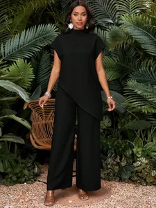 Elegante conjunto negro de cuello alto con dobladillo irregular y pantalones anchos.