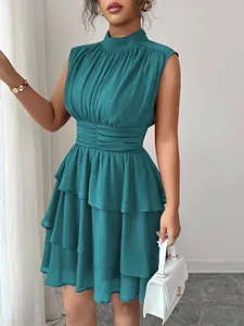 Elegante abito corto a balze senza maniche con collo alto in verde petrolio