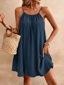 Détail montrant la texture du tissu crépu bleu marine d'une mini-robe sans manches