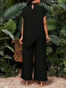 Vista trasera de conjunto negro de dos piezas con top sin mangas y pantalones anchos