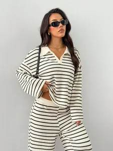 Primo piano di un set lounge in maglia a righe con scollo a V e maniche lunghe
