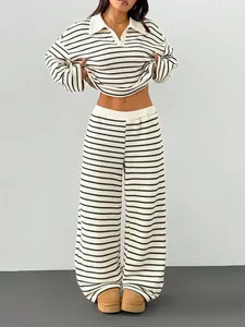 Elegante completo due pezzi in maglia a righe con top a scollo a V e pantaloni larghi