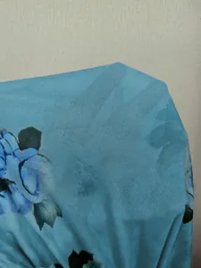 Primer plano macro de la tela de malla transpirable azul claro con estampado floral