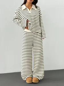 Dettaglio di un set in maglia a righe con scollo a V e pantaloni dal taglio comodo