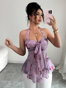 Detalle de top halter con estampado floral, elegante lazo frontal y borde de volantes