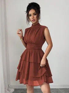 Dettaglio di un elegante vestito ruggine senza maniche a balze con collo alto e vita arricciata