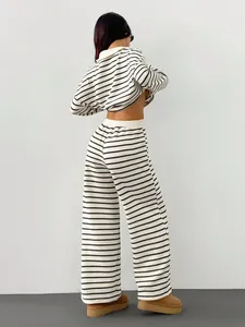 Vista posteriore di un completo casual in maglia a righe con maglia e pantaloni