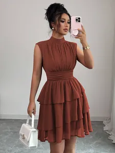 Elegante abito corto a balze senza maniche con collo alto in colore terracotta