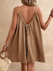 Vue arrière d'une mini robe dos nu kaki avec détail à nouer et tissu en gaze texturé