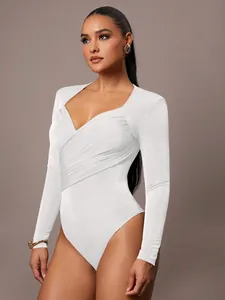 Dettaglio del body bianco in velluto a maniche lunghe con elegante scollo a V incrociato