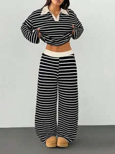 Vista dettagliata del set in maglia a righe con colletto polo a contrasto e pantaloni