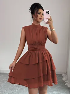 Elegante mini abito a balze senza maniche con collo alto in colore marrone ruggine.