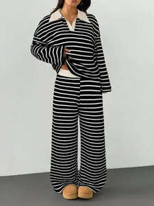 Completo due pezzi in maglia a righe da donna con scollo a V e colletto bianco.