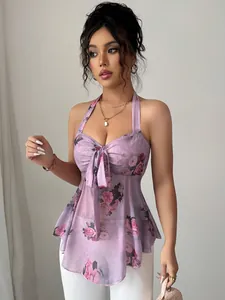Vista detallada del top halter con estampado floral morado, lazo delantero y cintura ceñida