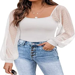 Detailansicht des weißen Damen-Slim-Fit-Oberteils mit transparenten Tupfen-Ärmeln