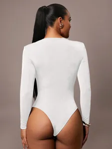 Vista posteriore di un elegante body a maniche lunghe in velluto bianco con vestibilità slim