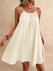 Vue détaillée d'une mini-robe ample sans manches et dos nu de couleur blanc cassé