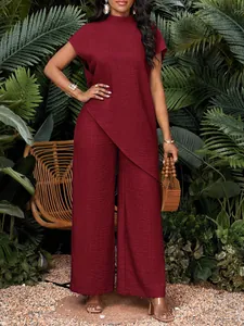 Vista completa del conjunto burdeos para mujer con top asimétrico y pantalón ancho