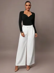 Elegante body in velluto nero con scollo a V e design incrociato a pieghe da donna