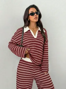 Vista dettagliata del set lounge in maglia a righe bordeaux e crema su una modella