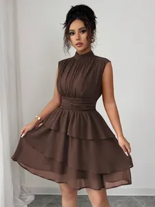 Elegante mini abito smanicato a collo alto con balze a strati in chiffon marrone