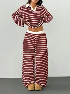 Vista dettagliata della trama in maglia a righe bordeaux e bianco su un set casual con scollo a V.