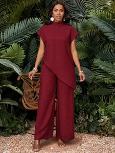Elegante conjunto burdeos de cuello alto con dobladillo irregular y pernera ancha