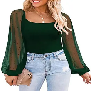 Detail eines dunkelgrünen, schmal geschnittenen Damen-Tops mit eleganten Punkt-Ärmeln