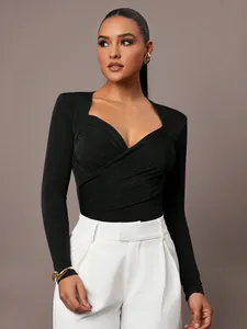 Elegante body a portafoglio nero con scollo a V, design plissettato e vestibilità aderente