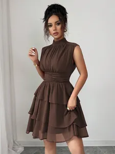 Elegante abito corto marrone senza maniche con collo alto e gonna a balze chic.